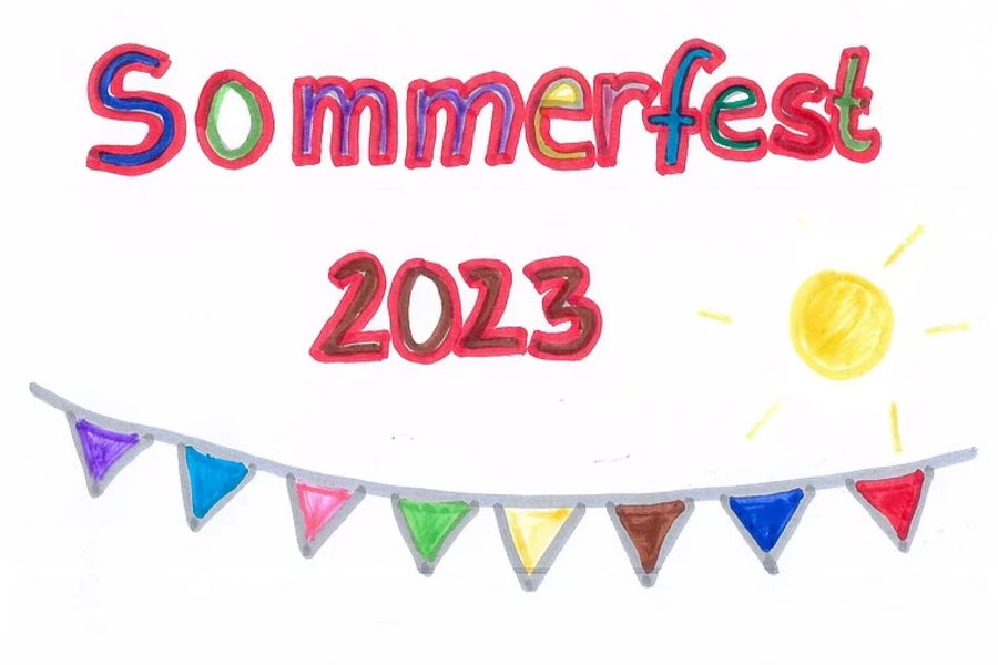 Bunte handgezeichnete Schrift 'Sommerfest 2023' mit einer Girlande aus mehrfarbigen Wimpeln und einer gelben Sonne