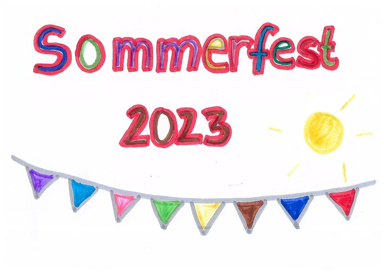 Bunte handgezeichnete Schrift 'Sommerfest 2023' mit einer Girlande aus mehrfarbigen Wimpeln und einer gelben Sonne